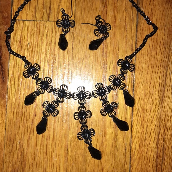 8 piece Black Earrings Necklace Bracelet Lot - Picture 2 of 6
